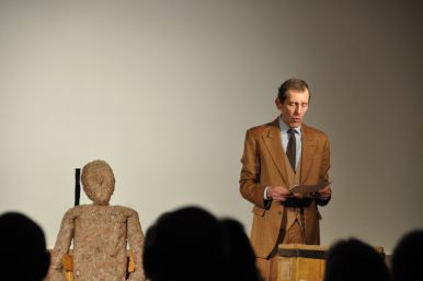 Michael Grunert mit "Schlachter-Tango" im Burgsaal der Wewelsburg